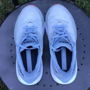 Hoka One One Arahi 6